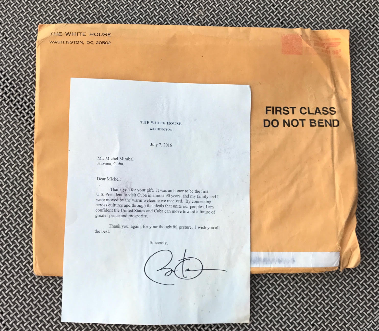 El presidente de los EEUU agradece a Michel Mirabal mediante una carta un regalo q le hizo en Su viaje a Cuba ..