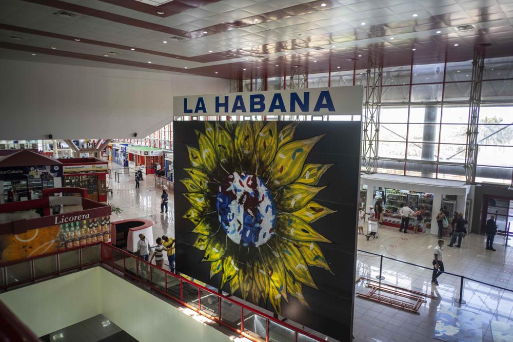 Cuba: aeropuerto se prepara para reapertura con mural