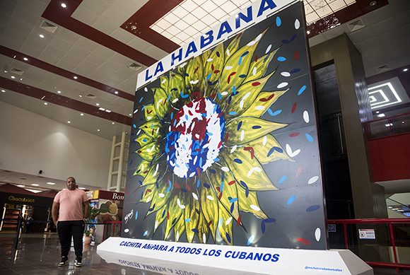 Cachita en el aeropuerto de La Habana, el mural del “mulatico de Cayo Hueso” (+ Video)